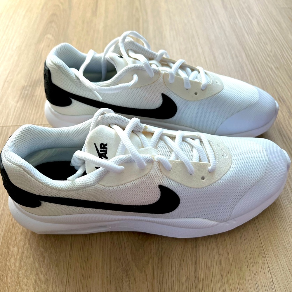 Brand New Nike Air Max Oketo GS Size 7Y UK 6 White Sneakers